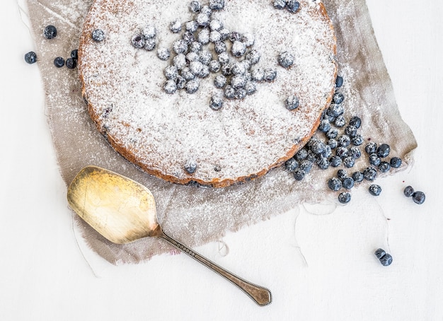 Gâteau aux bleuets avec glaçage crémeux et bleuets frais