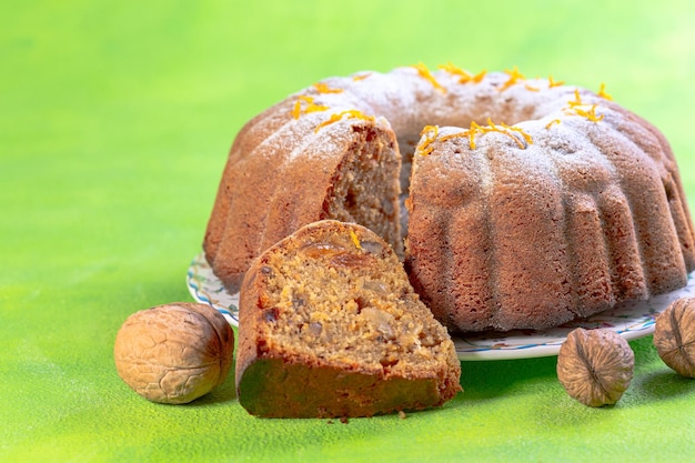 Gâteau aux carottes aux raisins secs et aux noix