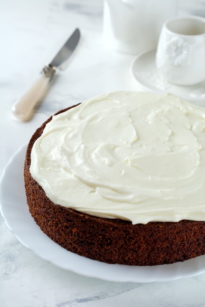 Photo gâteau aux carottes avec de la crème sur la lumière