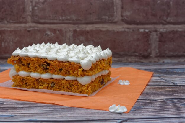 Gâteau aux carottes fait maison sur table en bois