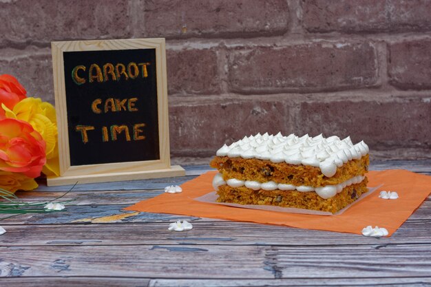 Gâteau aux carottes fait maison sur table en bois