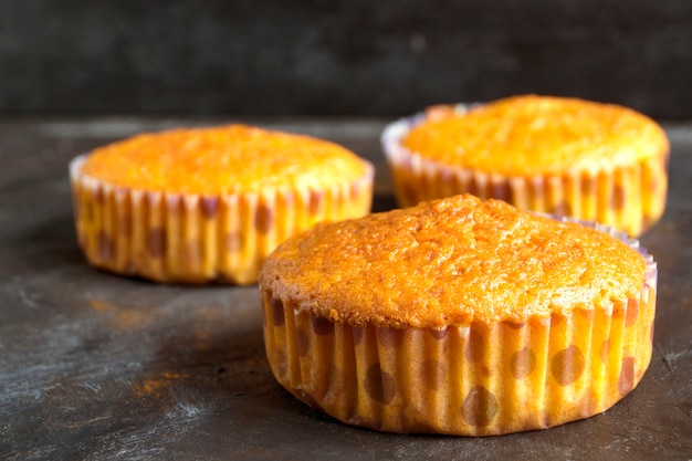 Gâteau aux carottes sur fond noir.