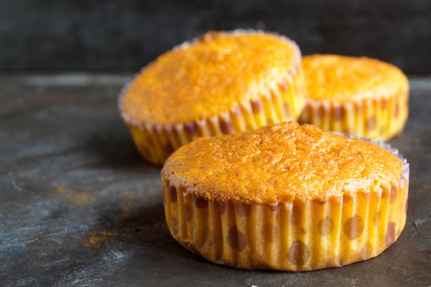 Gâteau aux carottes sur fond noir.