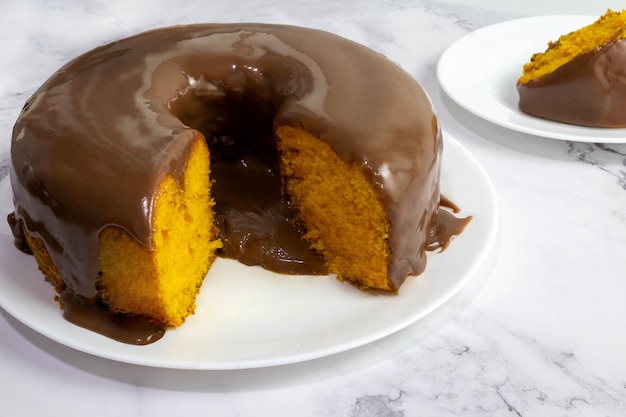 Photo gâteau aux carottes avec garniture de brigadeiro gâteau traditionnel brésilien