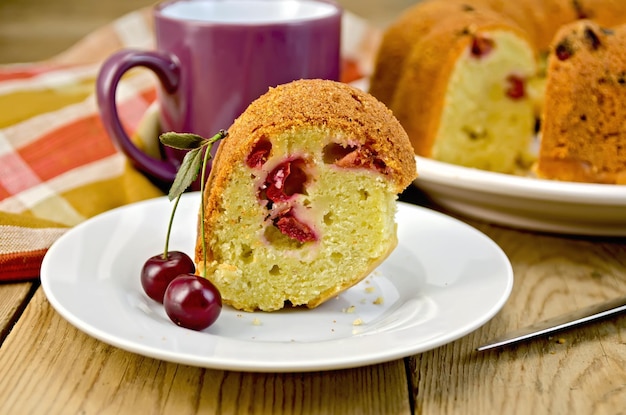 Gâteau aux cerises et assiette à bord