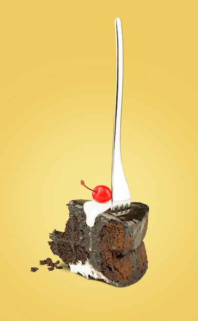 Gâteau aux cerises au chocolat isolé avec une fourchette de dos sur fond jaune.
