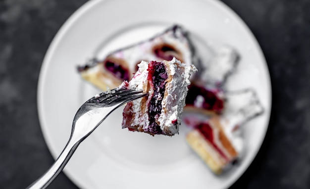 Photo gâteau aux cerises d'hiver dans une assiette blanche