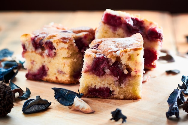 Gâteau aux cerises sur table en bois avec shugar sur le dessus