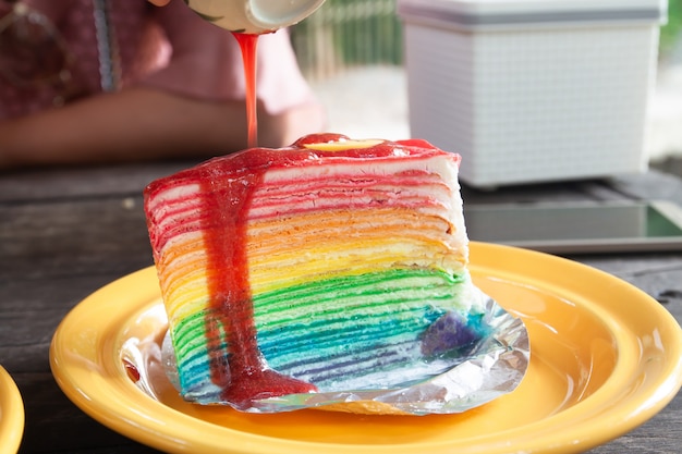 Gâteau aux crapes arc-en-ciel avec sauce aux fraises