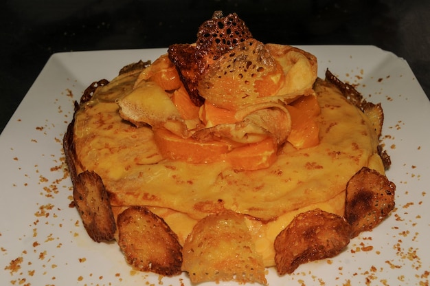 Gâteau aux crêpes à l'orange délicieux petit déjeuner