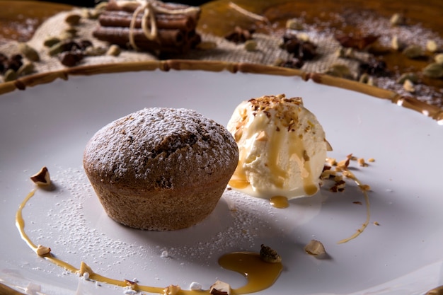 Gâteau aux épices avec de la glace