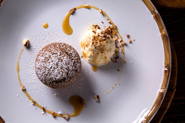 Gâteau aux épices avec de la glace