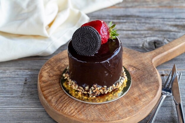 Gâteau aux fraises et au chocolat sur le sol en bois