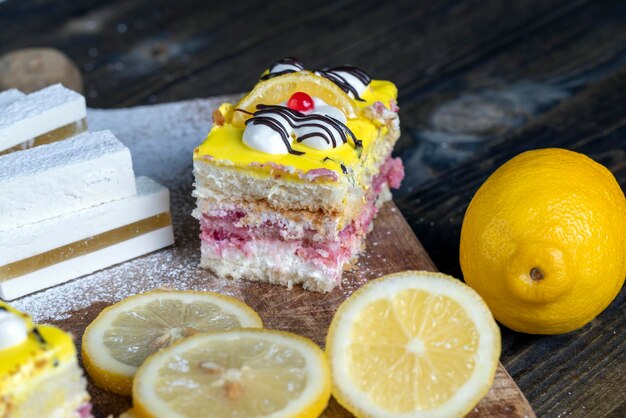 Gâteau aux fraises au citron composé de plusieurs couches de gâteaux de différentes saveurs