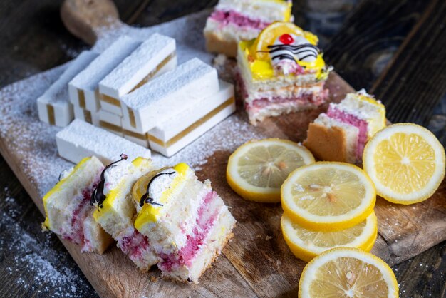 Gâteau aux fraises au citron composé de plusieurs couches de gâteaux de différentes saveurs