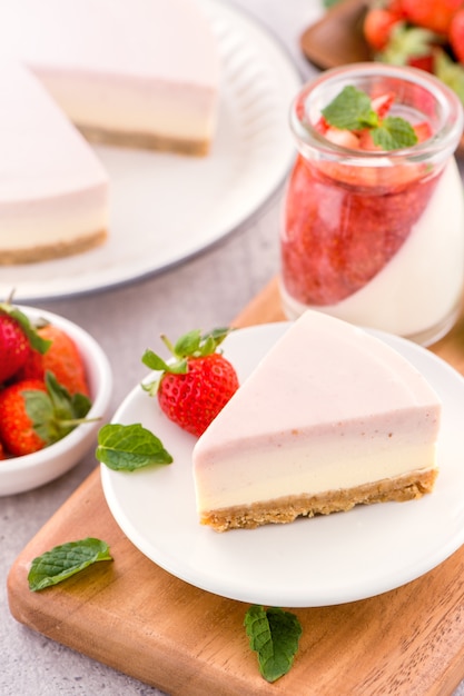 Gâteau aux fraises fait main délicieux et nutritif