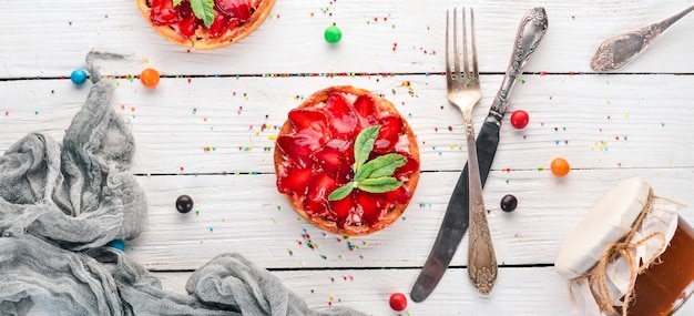 Gâteau aux fraises fait maison Sur un fond en bois Vue de dessus Espace de copie