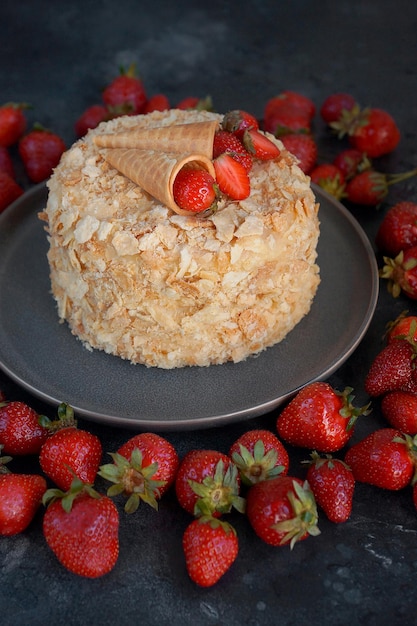 Gâteau aux fraises, Napoléon, Millefeuille, Tarte à la crème sur fond noir, Dessert artisanal, Confiserie