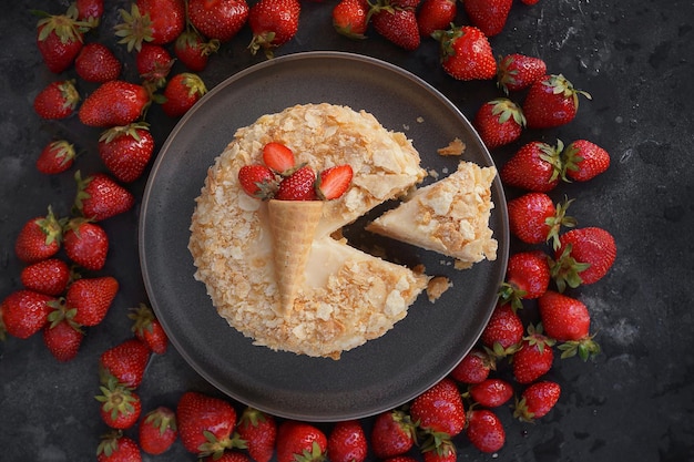 Gâteau aux fraises, Napoléon, Millefeuille, Tarte à la crème sur fond noir, Dessert artisanal, Confiserie