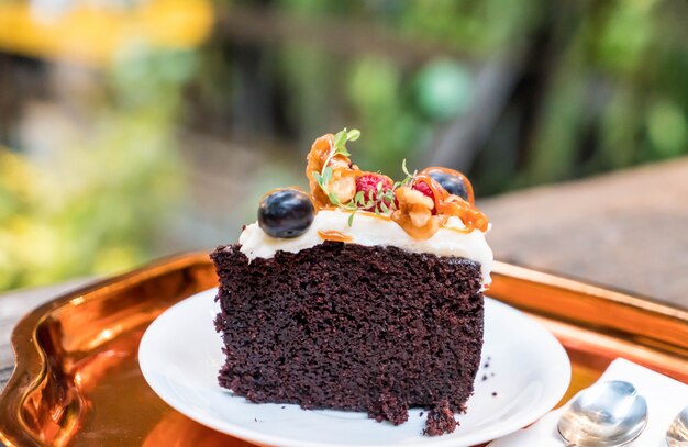 gâteau aux fruits au chocolat avec caramel