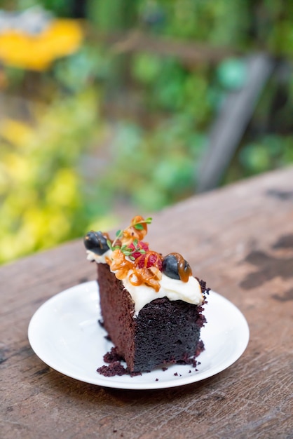 gâteau aux fruits au chocolat avec caramel