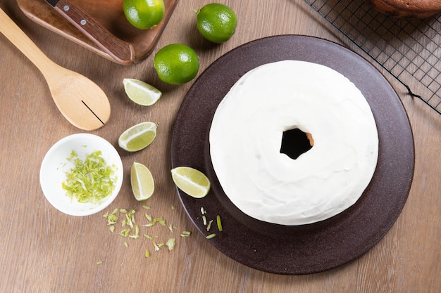 Gâteau aux fruits au citron moelleux sur une assiette avec des tranches de citron sur une table en bois Délicieux petit-déjeuner l'heure du thé traditionnel Recette de gâteau au citron Vue de dessus