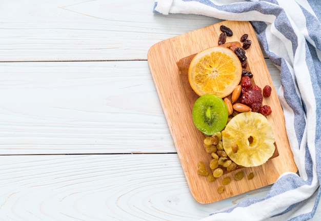 gâteau aux fruits sur bois