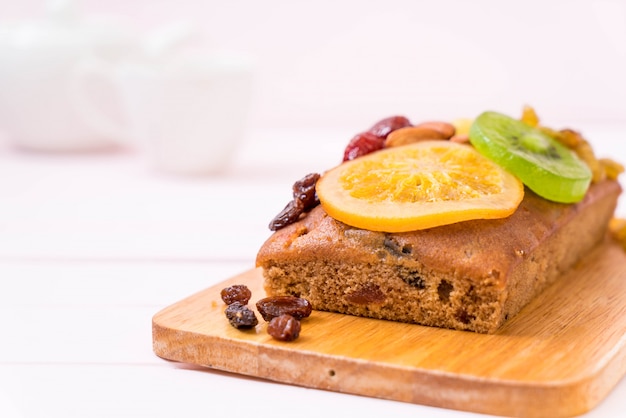 gâteau aux fruits sur bois