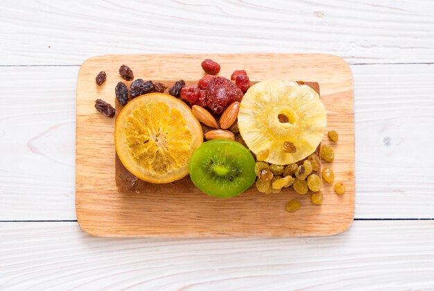 gâteau aux fruits sur bois