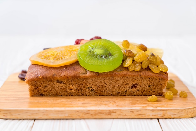 gâteau aux fruits sur bois