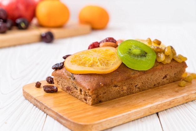 gâteau aux fruits sur bois