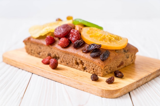 gâteau aux fruits sur bois