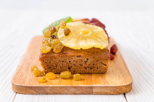 gâteau aux fruits sur bois