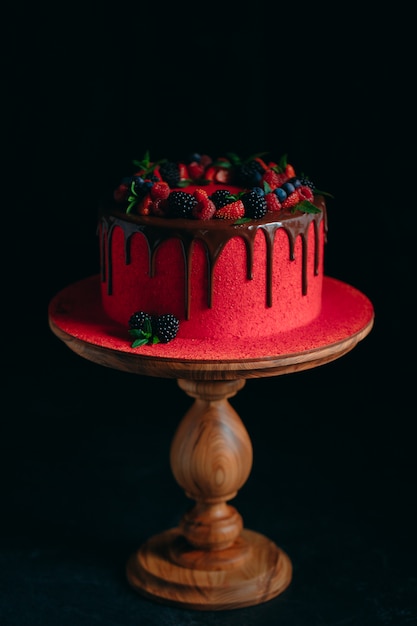 Gâteau aux fruits d'été en velours rouge.