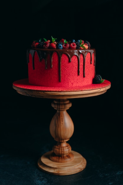 Gâteau aux fruits d'été en velours rouge.