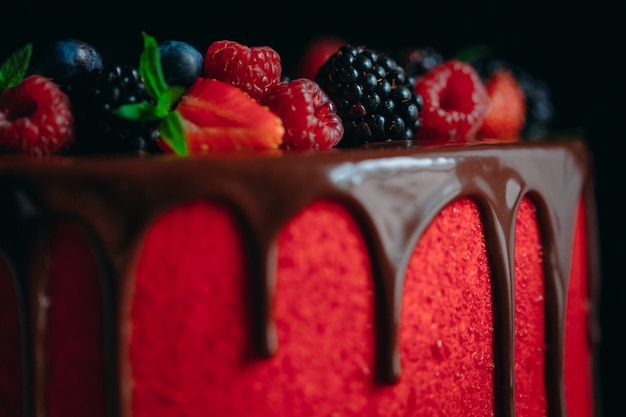 Gâteau aux fruits d'été en velours rouge.