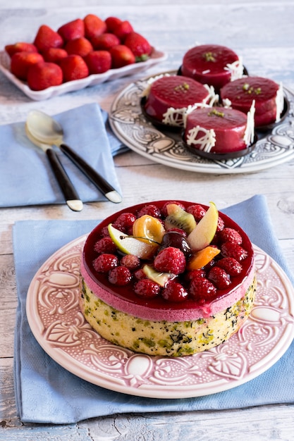 Gâteau aux fruits fait maison sur une plaque sur une serviette bleue