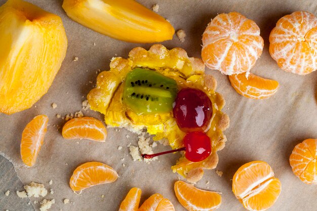 Photo gâteau aux fruits avec gelée et divers fruits