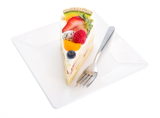 gâteau aux fruits isolé sur fond blanc