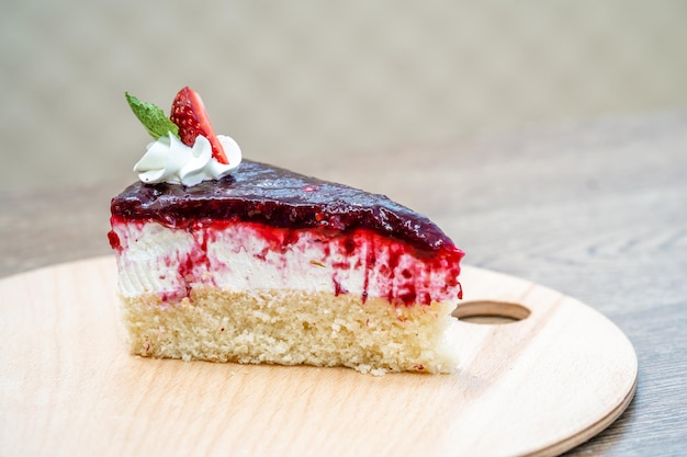 Gâteau aux fruits avec marmelade et crème fouettée