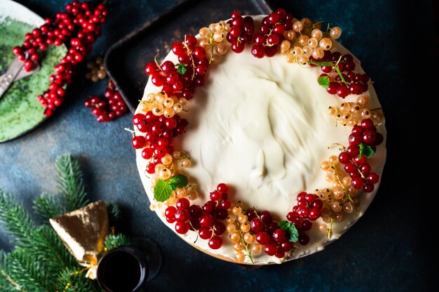 Gâteau aux fruits de Noël avec décoration