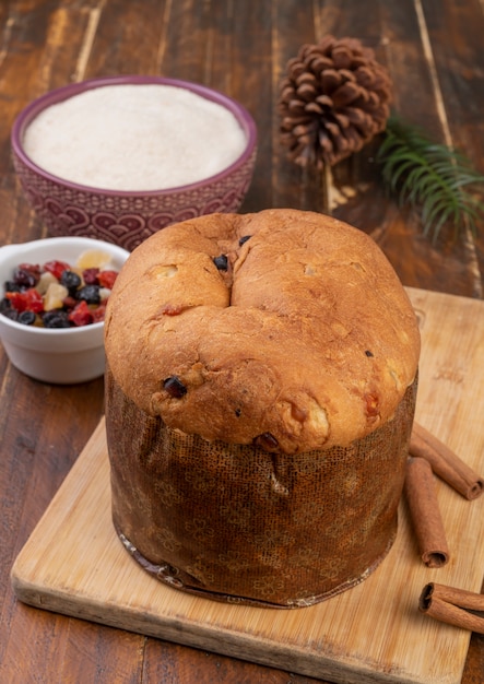 Gâteau aux fruits de Noël italien traditionnel sur planche de bois