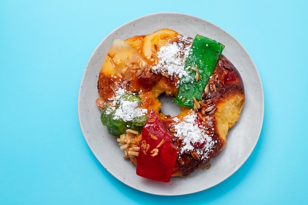 Gâteau aux fruits de Noël portugais Bolo rei sur le plat