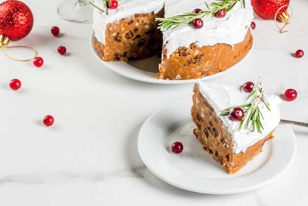 Gâteau Aux Fruits De Noël Ou Pudding, Décoré De Romarin Et De Canneberge, Avec Décoration De Noël, Sur Table En Marbre Blanc,