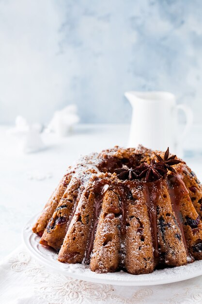 Gâteau aux fruits de Noël traditionnel, pudding sur plaque blanche. Vue de dessus.