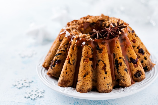 Gâteau aux fruits de Noël traditionnel, pudding sur plaque blanche