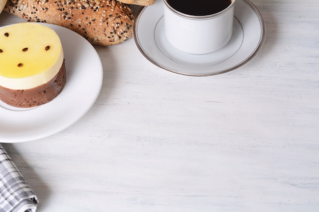 Gâteau aux fruits de la passion et café