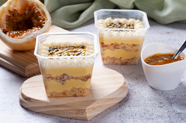 Gâteau aux fruits de la passion dans le pot pour la livraison.