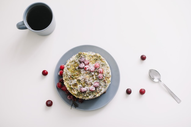 gâteau aux fruits rouges et une tasse de thé