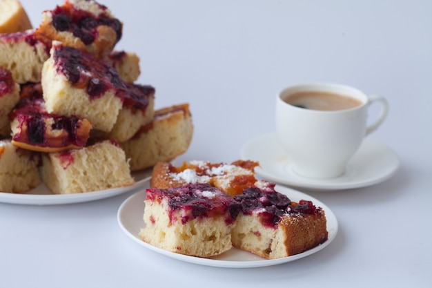 Gâteau aux fruits avec une tasse de café. Gâteau fait maison au petit déjeuner.